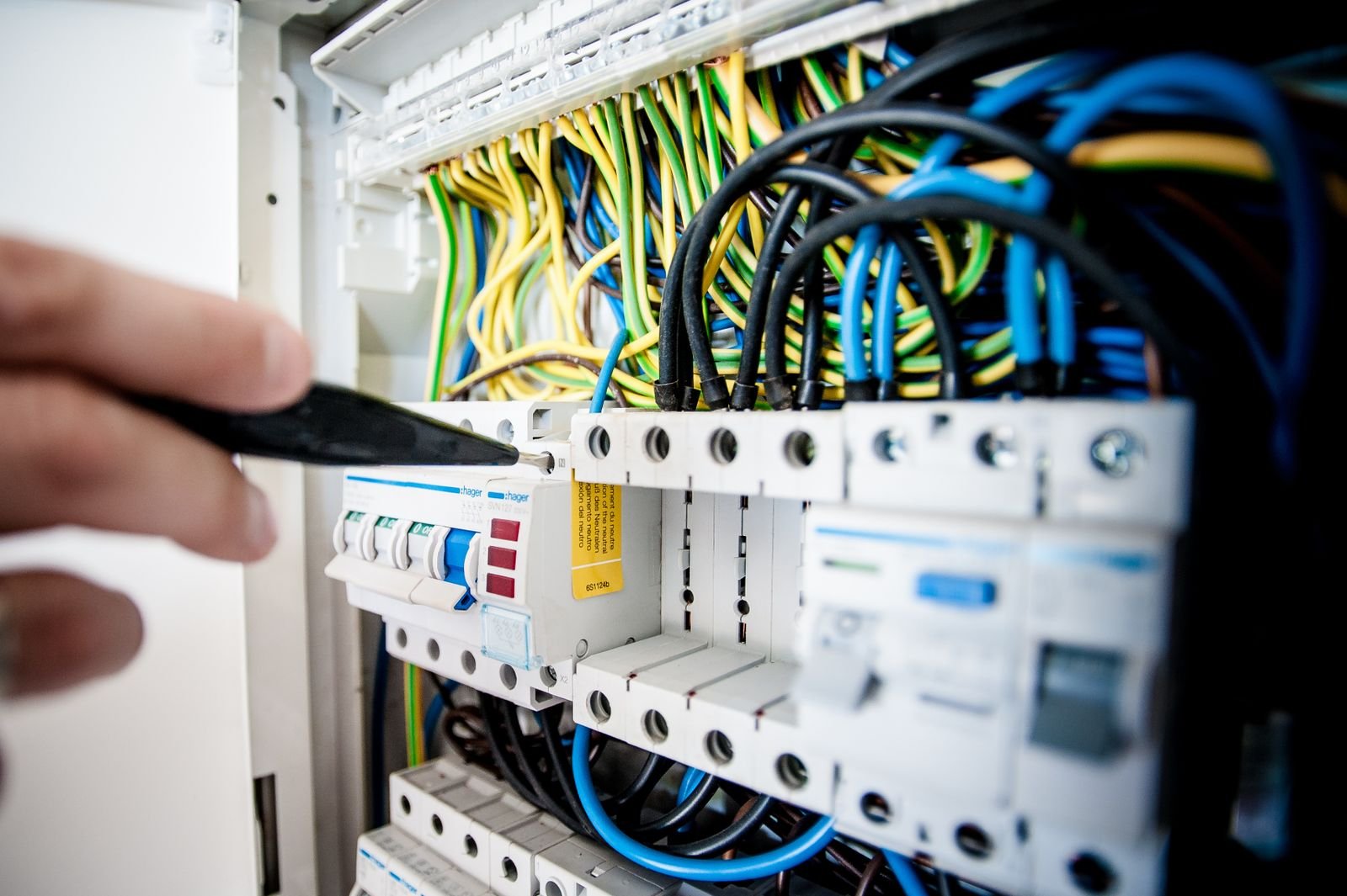 Controle van een elektrische verdeelinrichting met installatieautomaten en bekabeling.