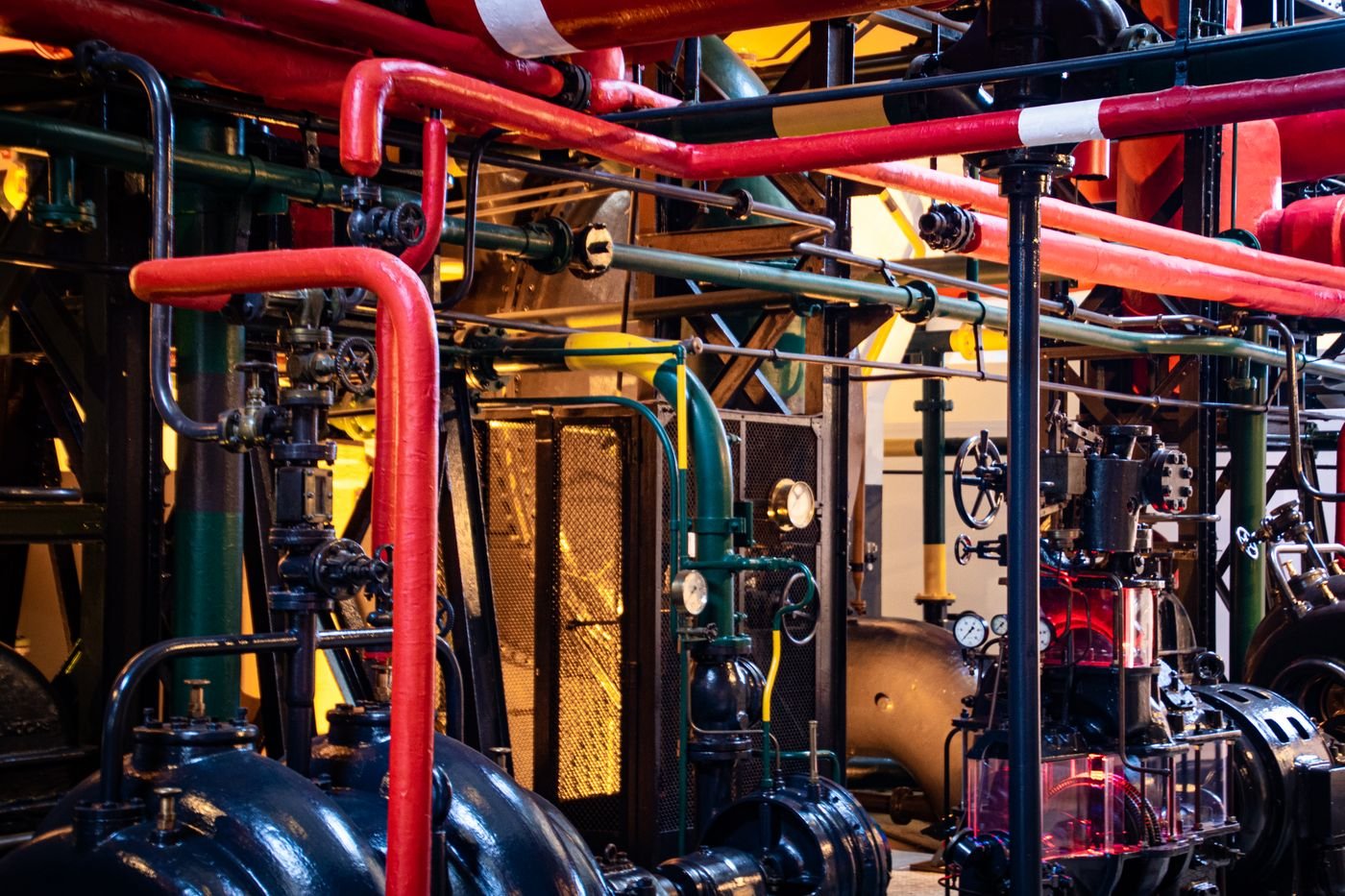 Industriële procesinstallatie met leidingen, afsluiters en meetinstrumenten.